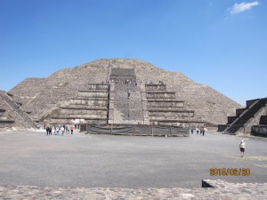テオティワカン　月のピラミッド